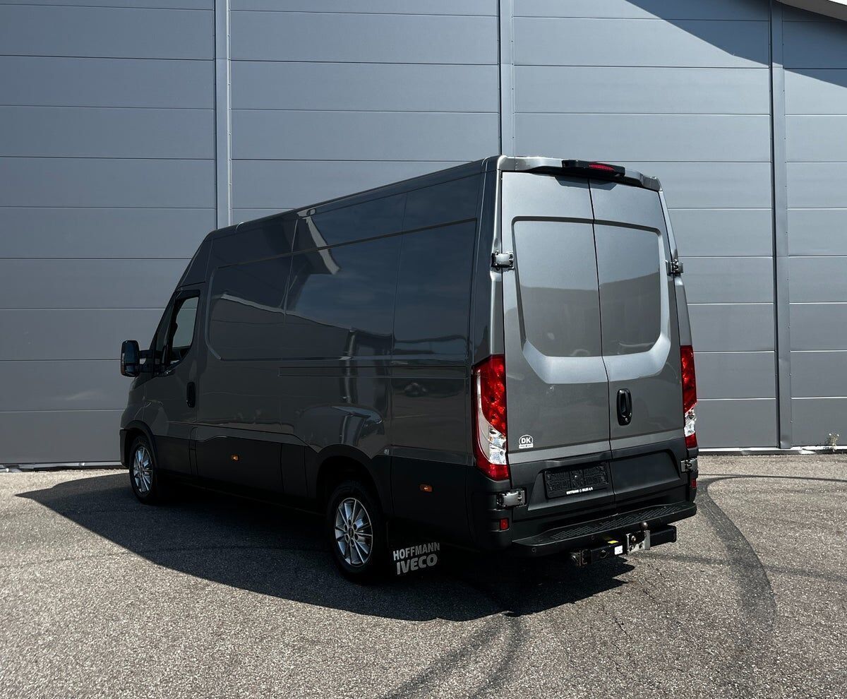 Grå Iveco Daily fra 2022