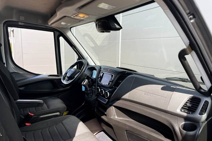 Grå Iveco Daily fra 2022
