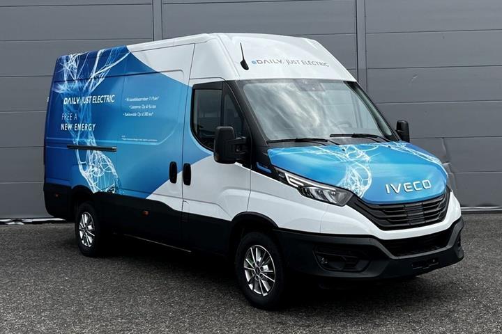 Hvid Iveco eDaily fra 2025 set udefra