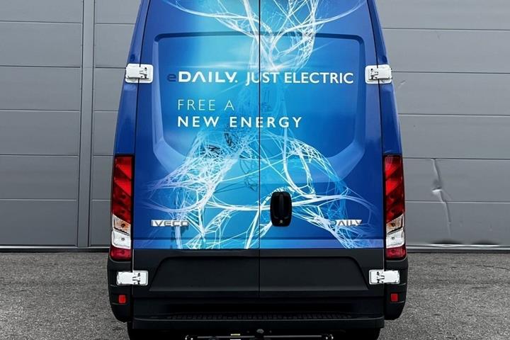 Hvid Iveco eDaily fra 2025 set udefra