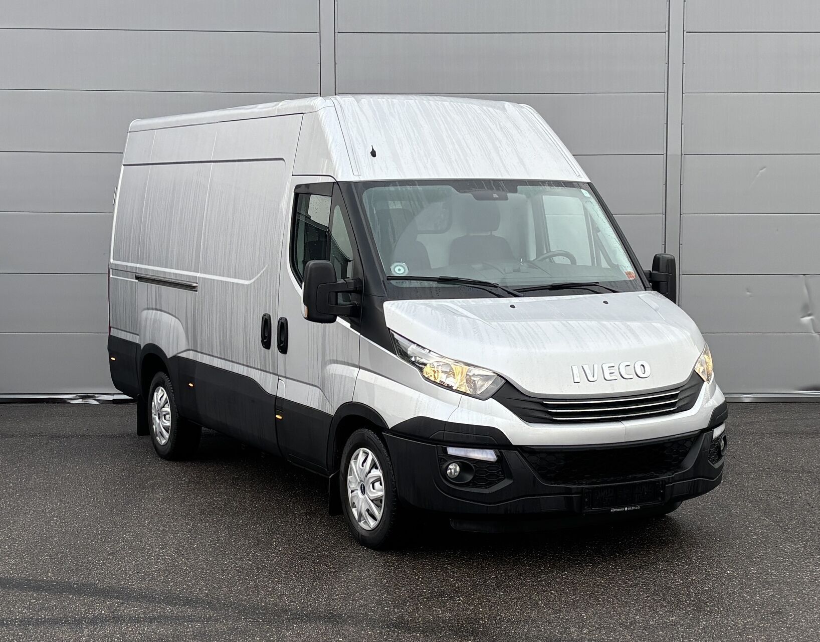 Grå Iveco Daily fra 2017