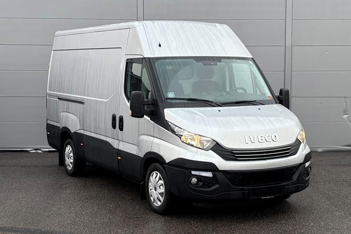 Grå Iveco Daily fra 2017