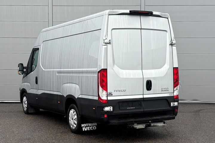 Grå Iveco Daily fra 2017
