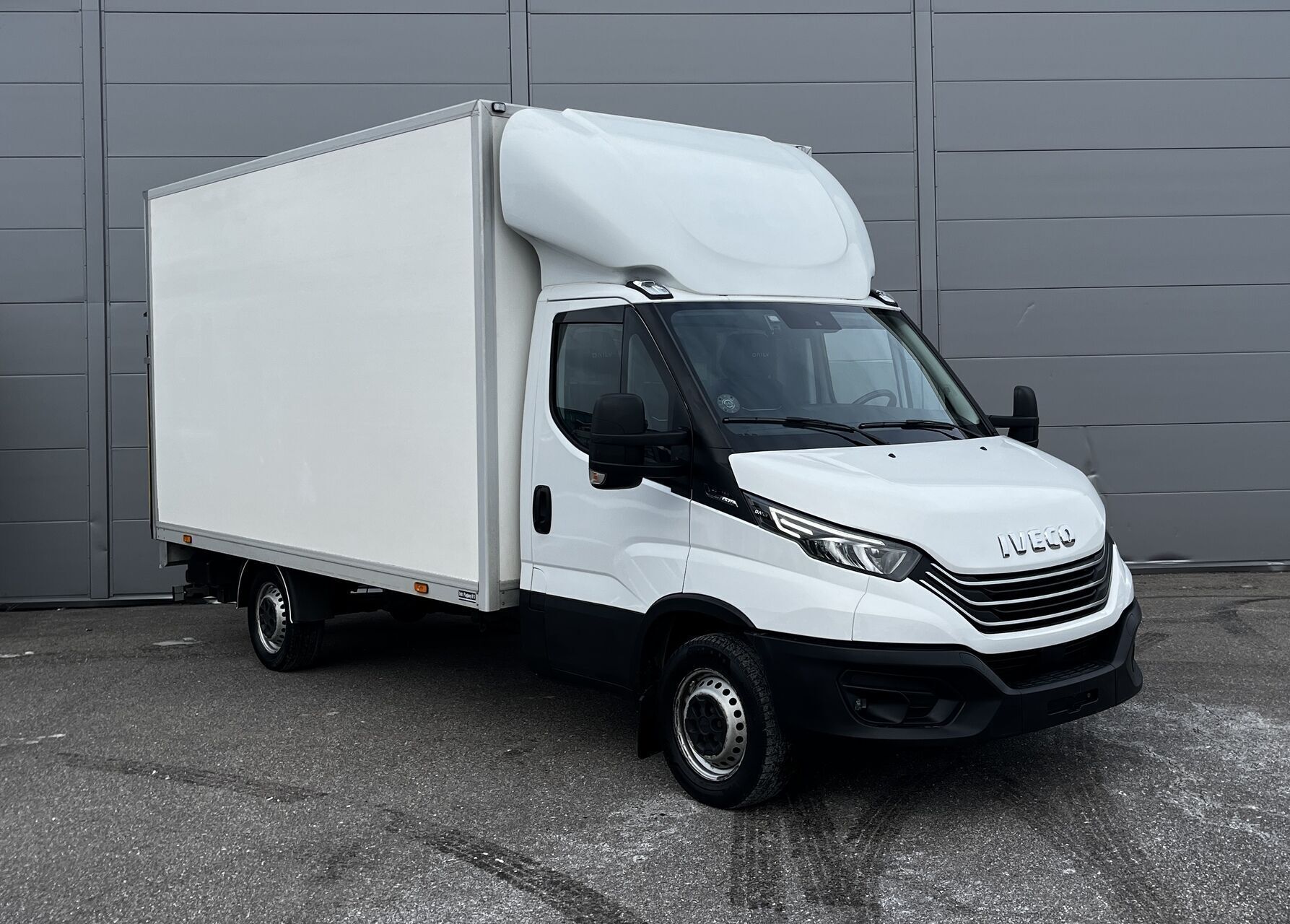 Iveco Daily 2,3 35S16 4100mm D m/Alukasse med lift Hi-Matic 156HK Van 8g Aut.