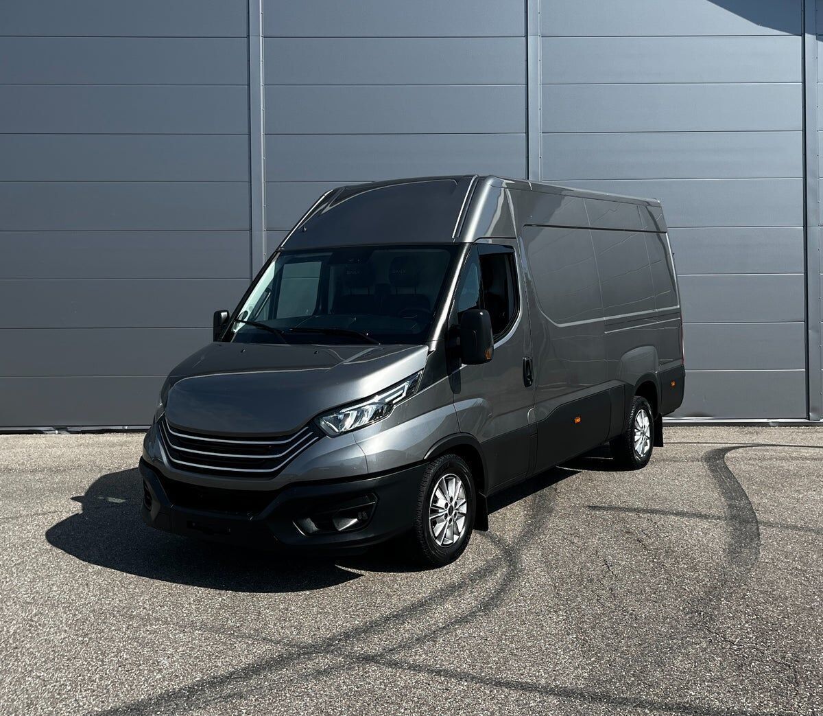 Grå Iveco Daily fra 2022