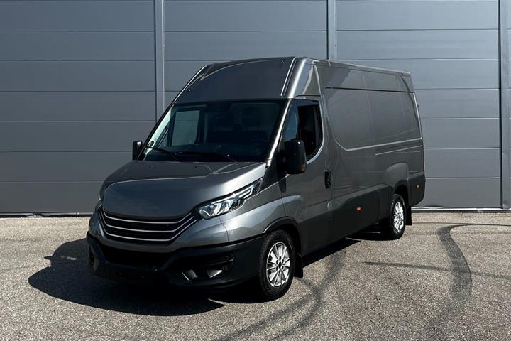 Grå Iveco Daily fra 2022