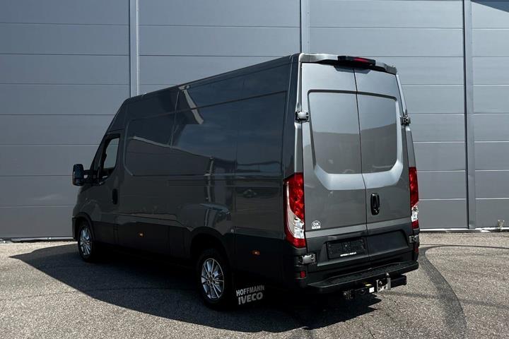 Grå Iveco Daily fra 2022