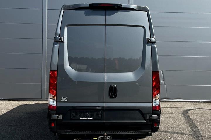 Grå Iveco Daily fra 2022