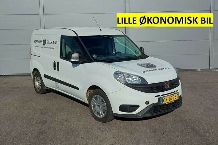 Hvid Fiat Doblò fra 2016 set udefra