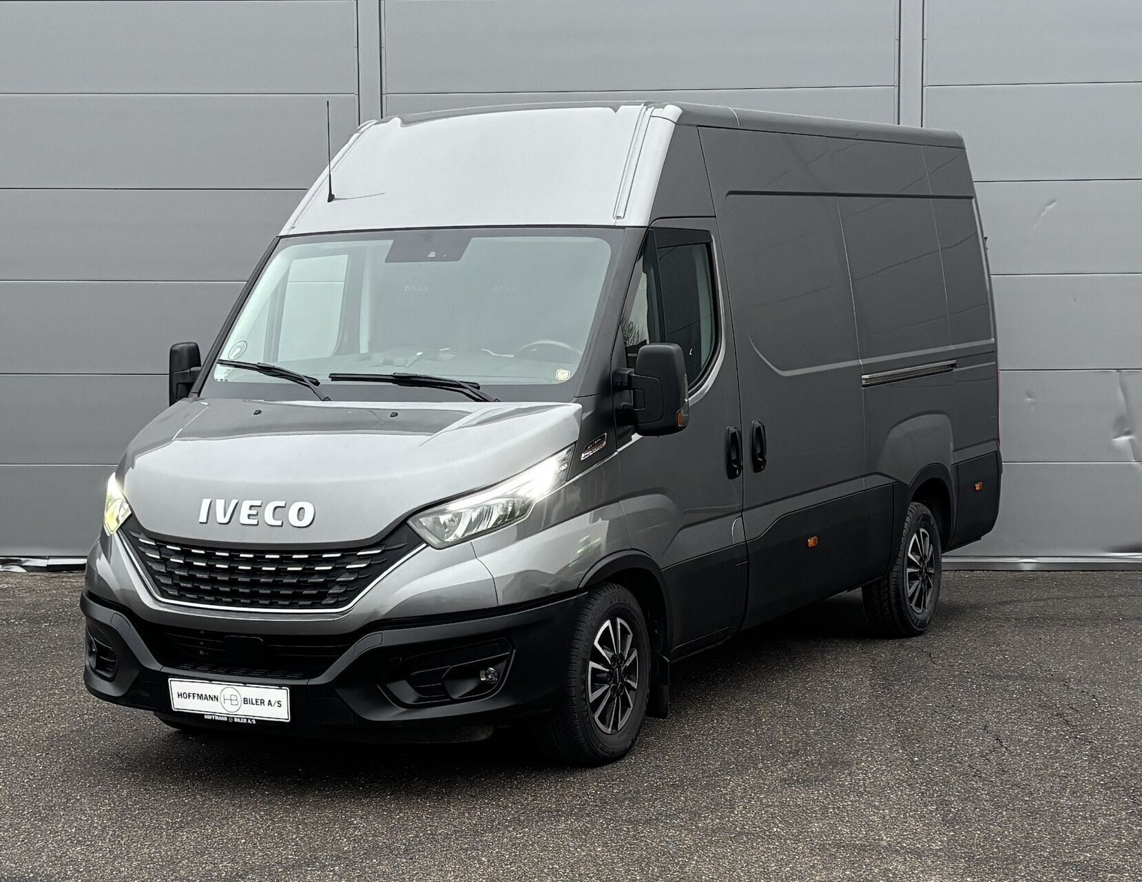 Grå Iveco Daily fra 2021