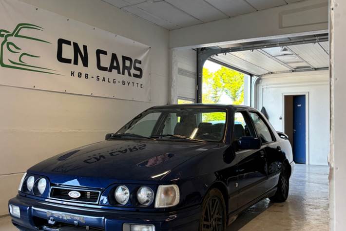 Blå Ford Sierra fra 1989 set udefra