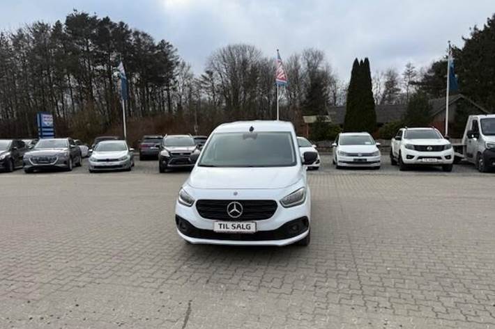 Hvid Mercedes Citan fra 2023 set udefra