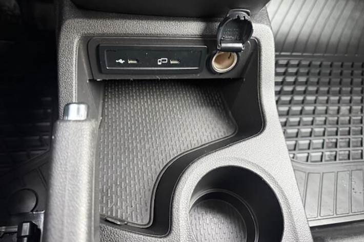 Hvid Mercedes Citan fra 2023 set indefra