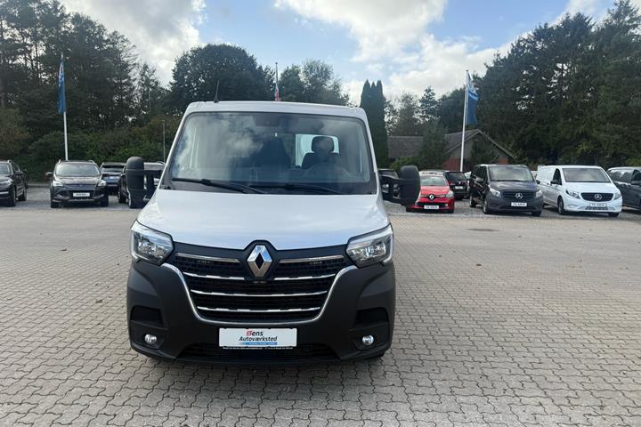 Sølv Renault Master fra 2020 set udefra