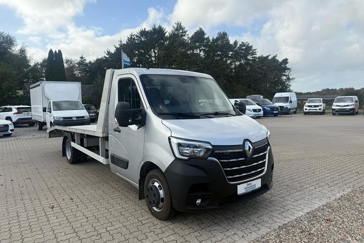 Sølv Renault Master fra 2020
