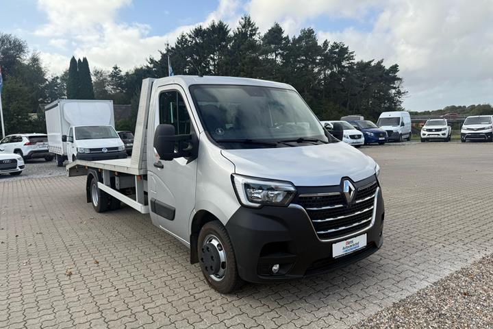 Sølv Renault Master fra 2020