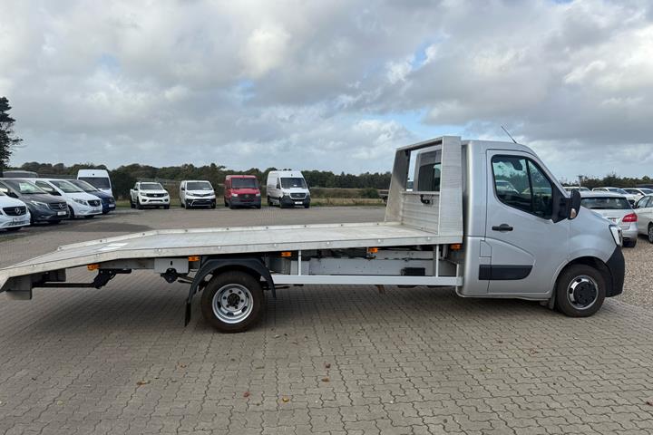 Sølv Renault Master fra 2020