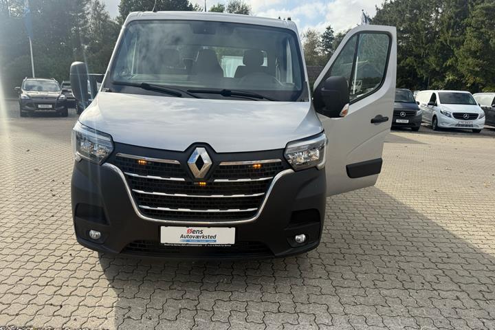 Sølv Renault Master fra 2020 set udefra