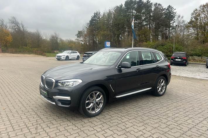 Grå BMW X3 fra 2021 set udefra