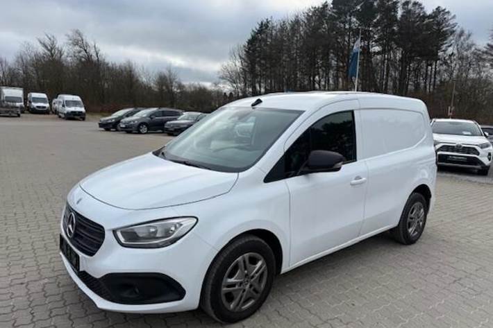 Hvid Mercedes Citan fra 2023 set udefra