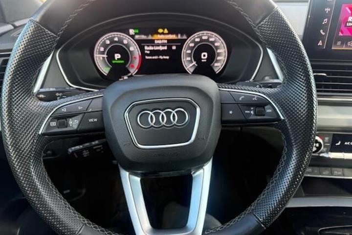 Grå Audi Q5 fra 2022