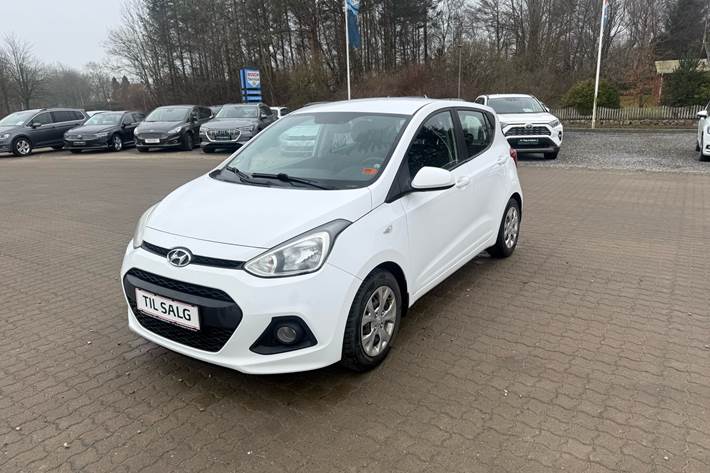 Hvid Hyundai i10 fra 2015 set udefra