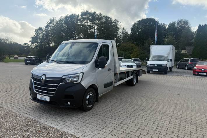 Sølv Renault Master fra 2020