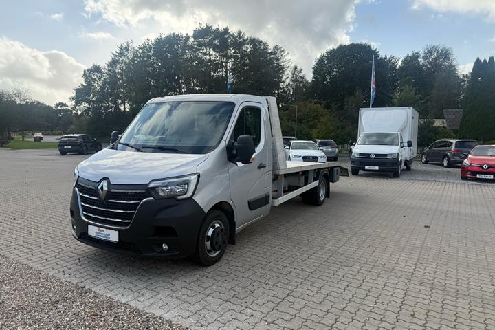 Sølv Renault Master fra 2020