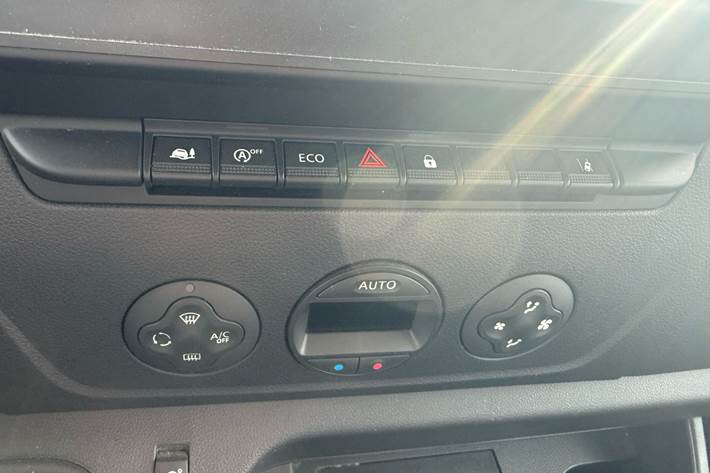 Sølv Renault Master fra 2020