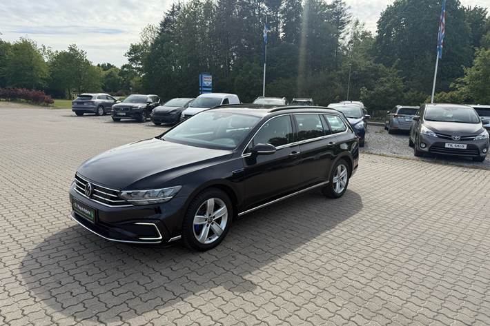Sort VW Passat fra 2022 set udefra
