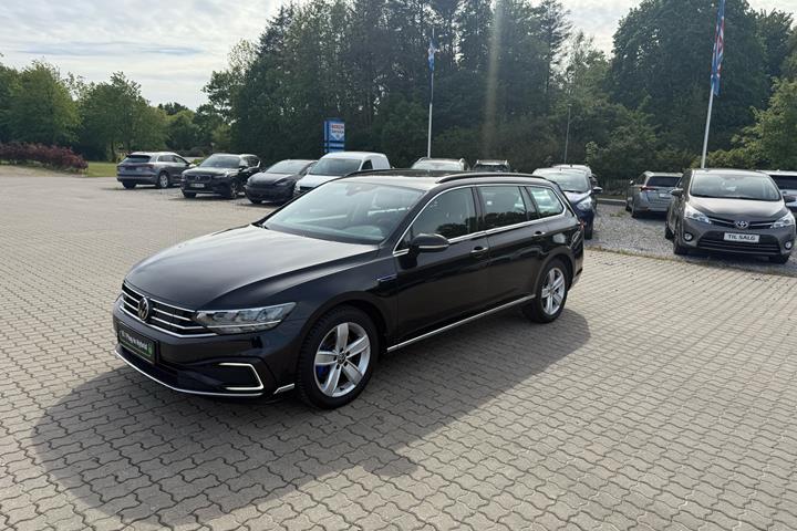 Sort VW Passat fra 2022 set udefra