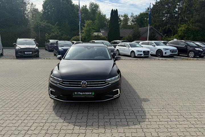 Sort VW Passat fra 2022 set udefra