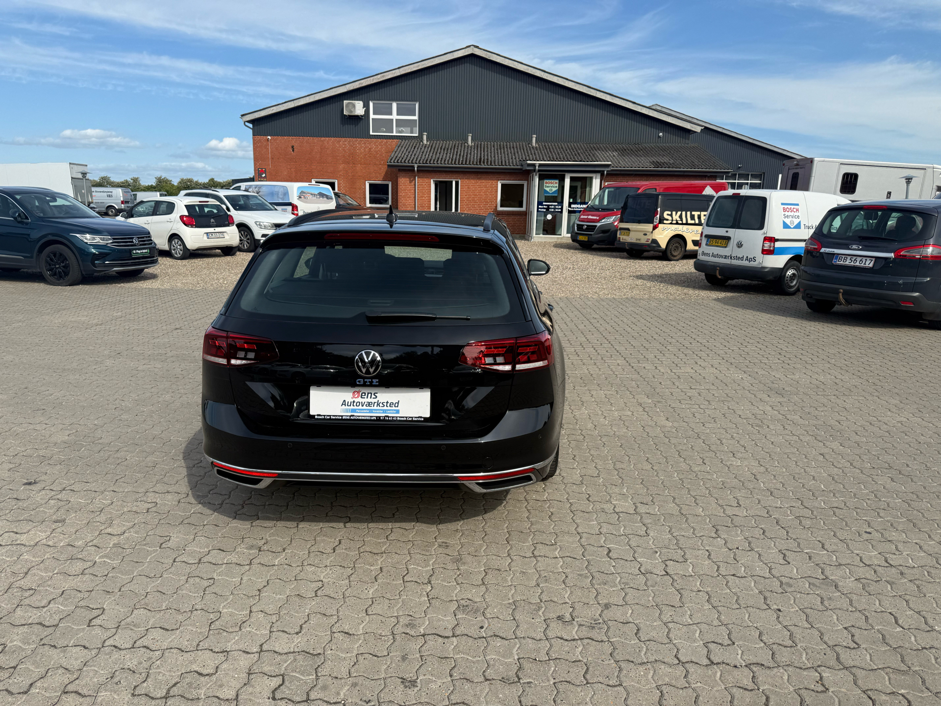 Sort VW Passat fra 2022 set udefra