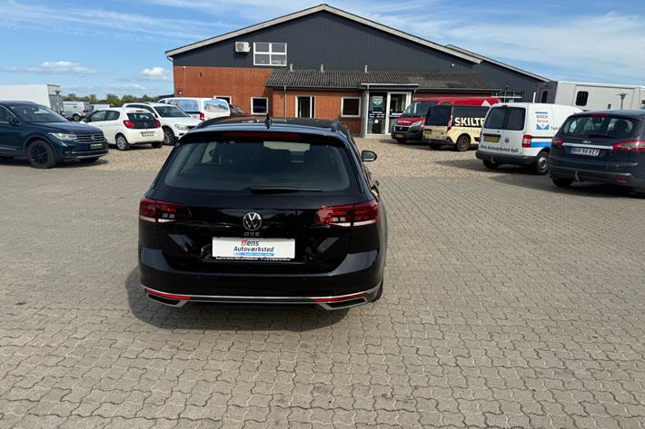 Sort VW Passat fra 2022 set udefra