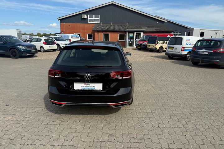Sort VW Passat fra 2022 set udefra