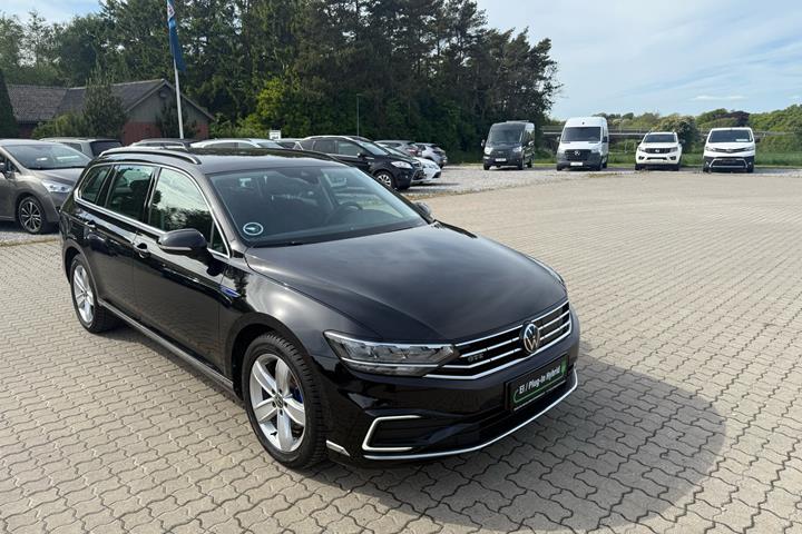 Sort VW Passat fra 2022