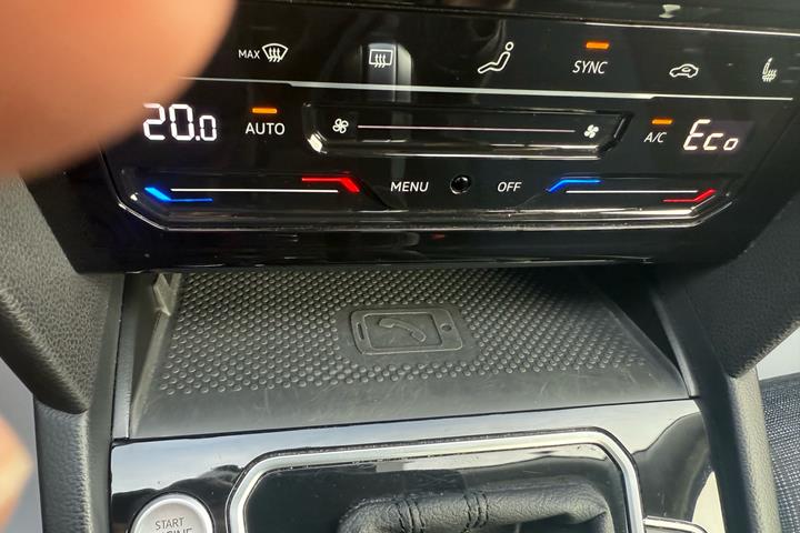Sort VW Passat fra 2022