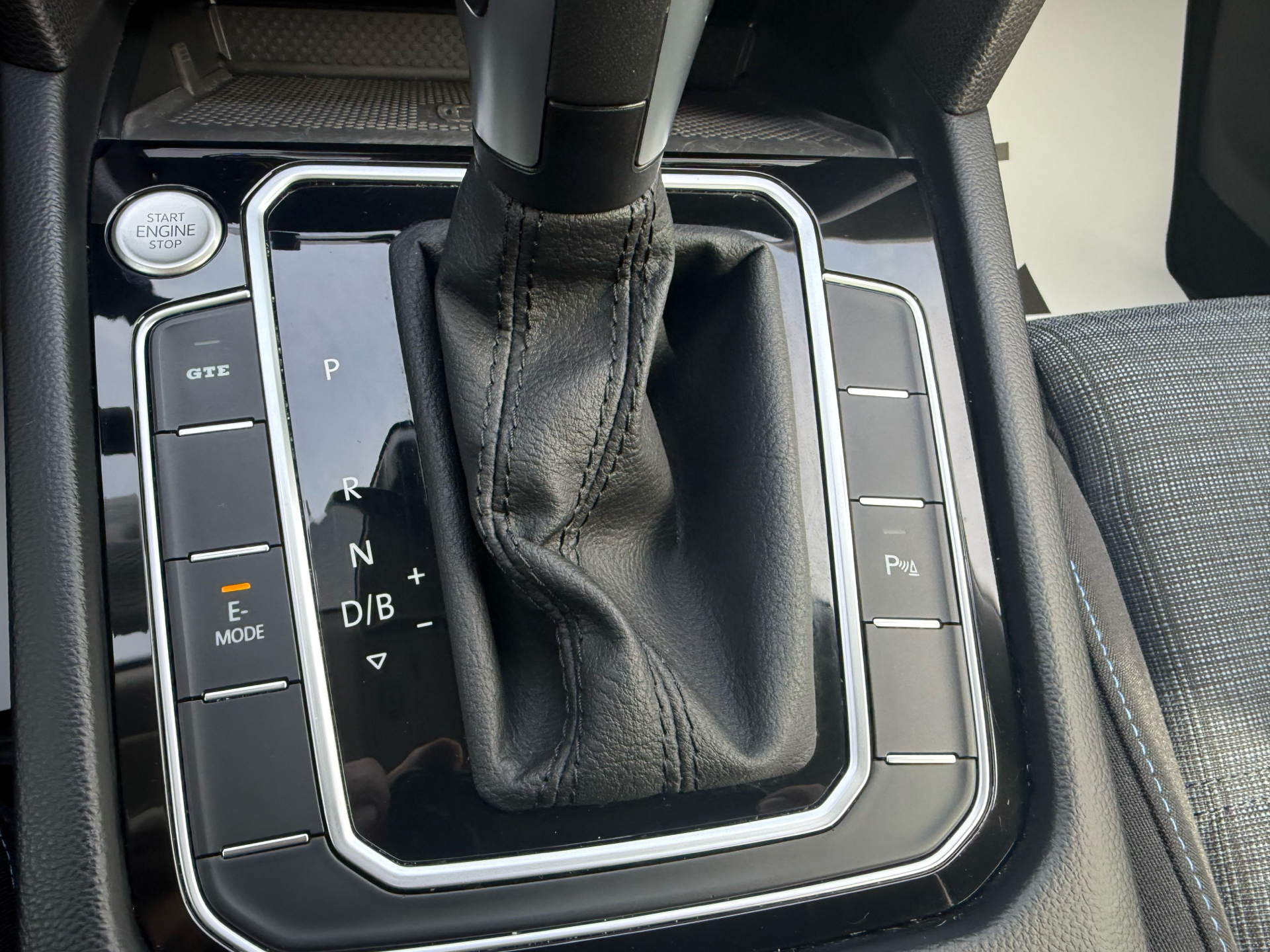 Sort VW Passat fra 2022