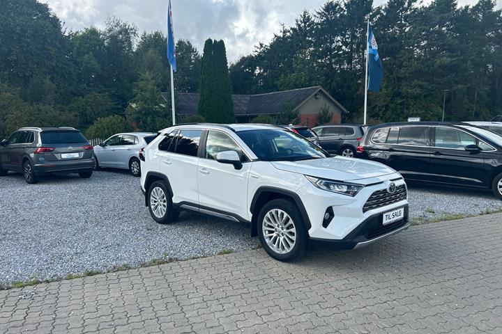 Hvid Toyota RAV4 fra 2019 set udefra