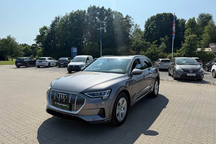 Grå Audi e-tron fra 2019 set udefra