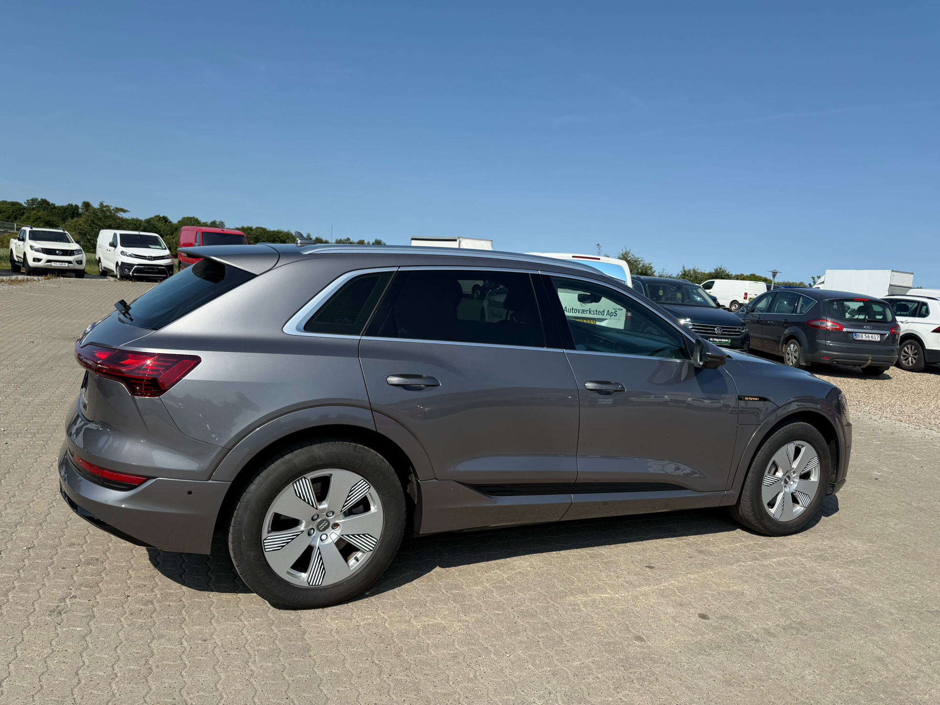 Grå Audi e-tron fra 2019