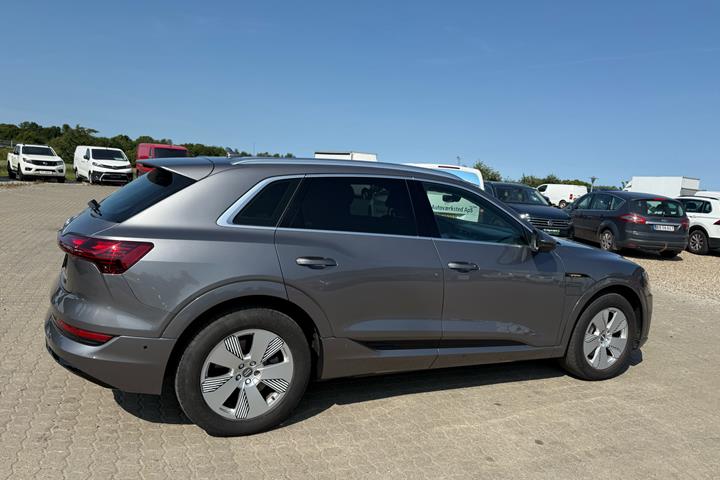 Grå Audi e-tron fra 2019