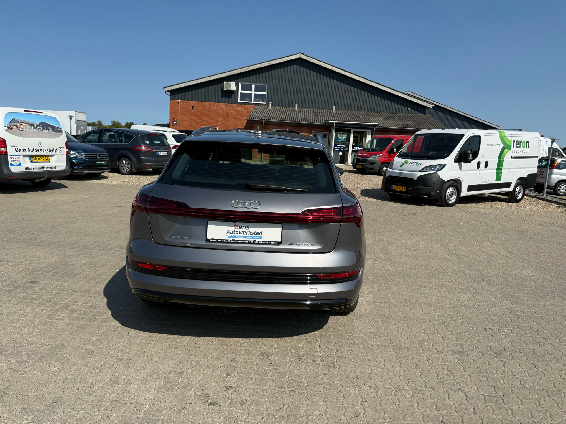 Grå Audi e-tron fra 2019