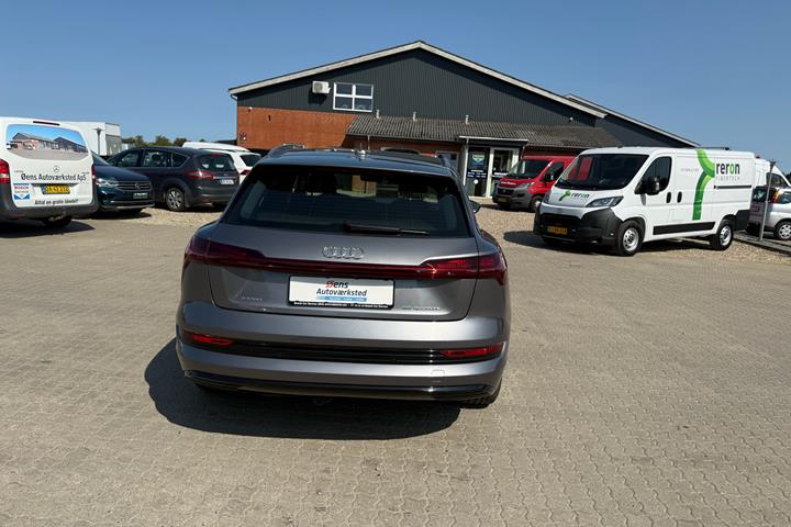 Grå Audi e-tron fra 2019