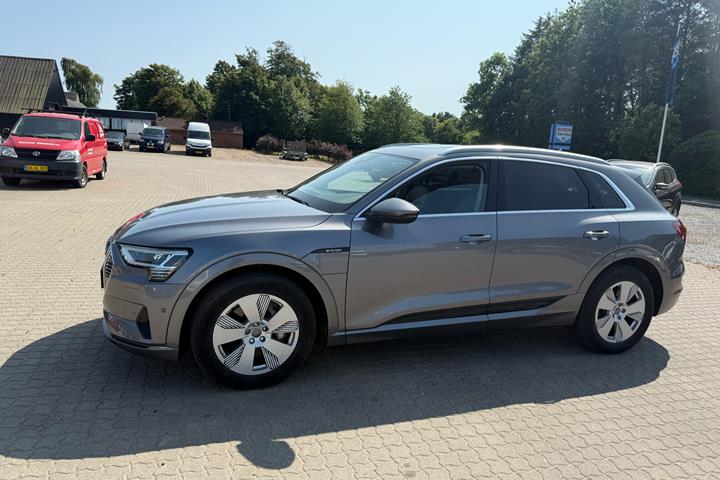 Grå Audi e-tron fra 2019