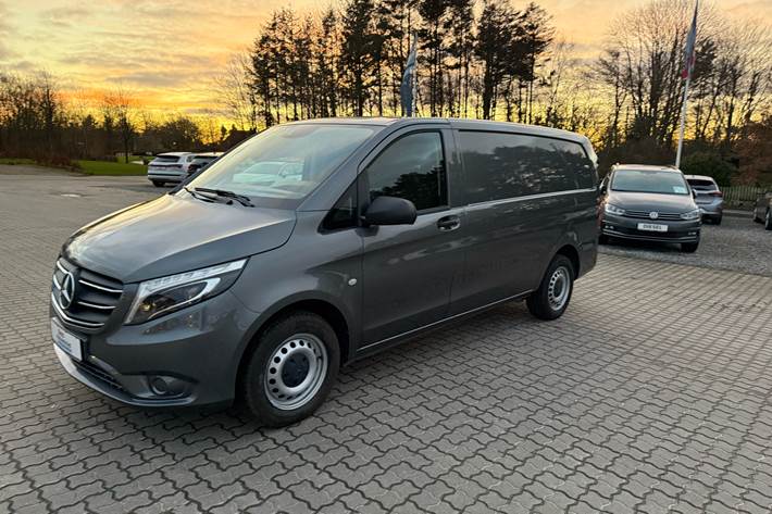 Grå Mercedes Vito fra 2021