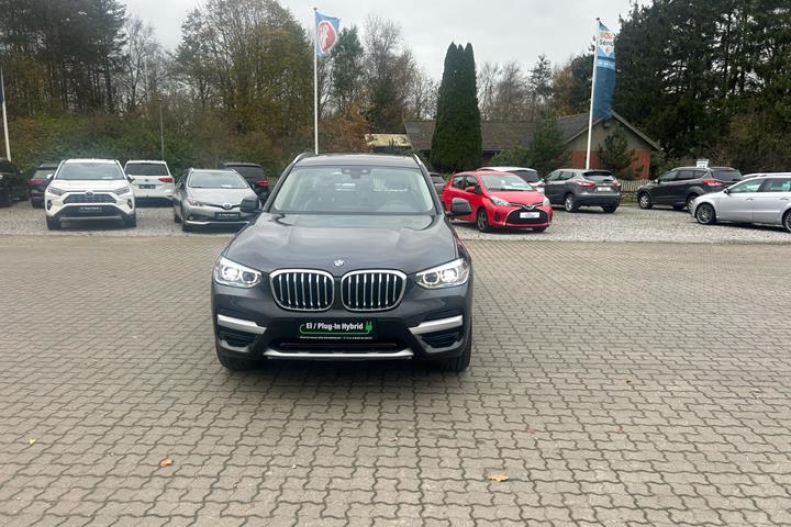 Grå BMW X3 fra 2021 set udefra