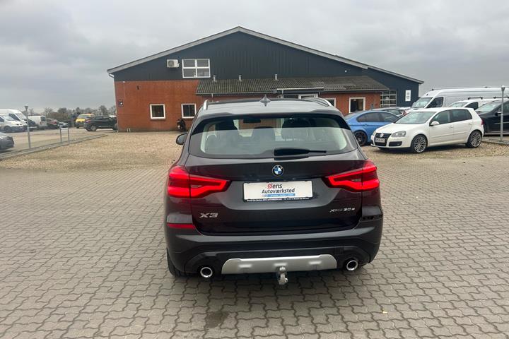 Grå BMW X3 fra 2021 set udefra