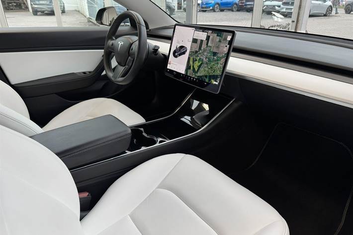 Grå Tesla Model 3 fra 2020