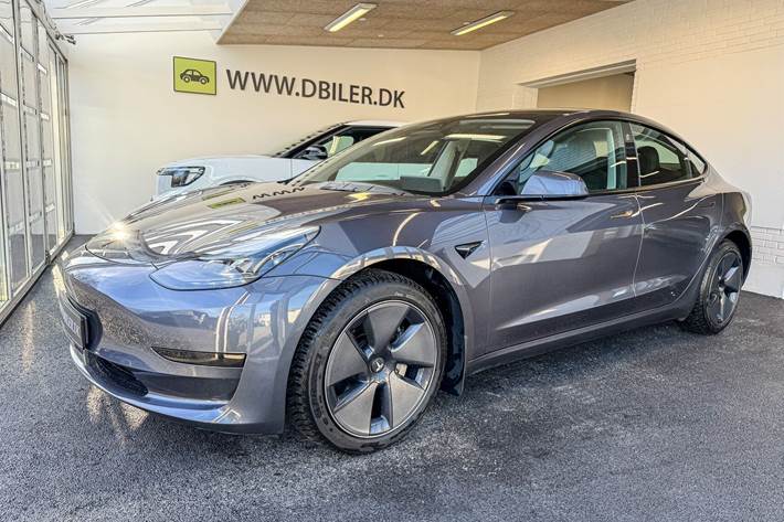Grå Tesla Model 3 fra 2022 set udefra